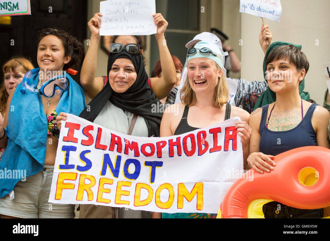 Stadio di manifestanti un party in spiaggia al di fuori dell'Ambasciata francese, nel quartiere di Knightsbridge, Londra, in segno di protesta contro la decisione del governo francese di vietare le donne da indossare burkinis. Foto Stock