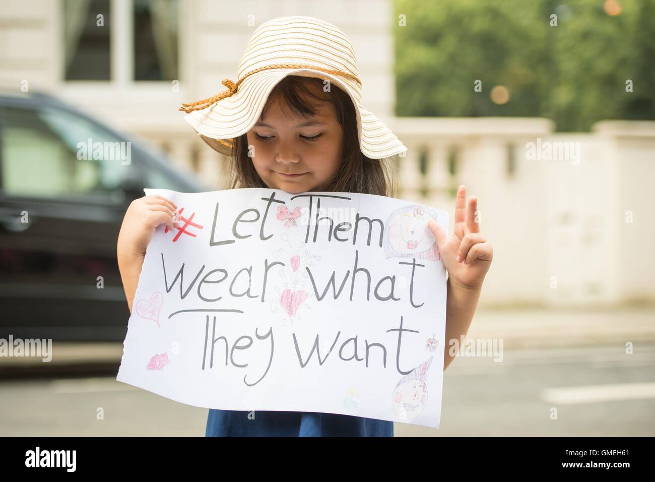 Stadio di manifestanti un party in spiaggia al di fuori dell'Ambasciata francese, nel quartiere di Knightsbridge, Londra, in segno di protesta contro la decisione del governo francese di vietare le donne da indossare burkinis. Foto Stock