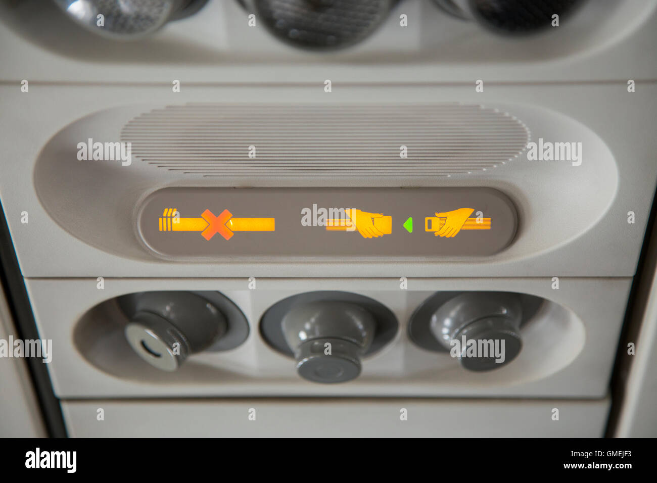 Il passeggero non fumare allacciare la cintura sign & cool ugelli ad aria / ugello. Un aeromobile Airbus A319 / aereo / aeroplano / Aereo Foto Stock