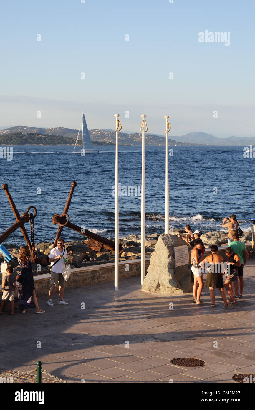 St Tropez Harbor memorial Foto Stock