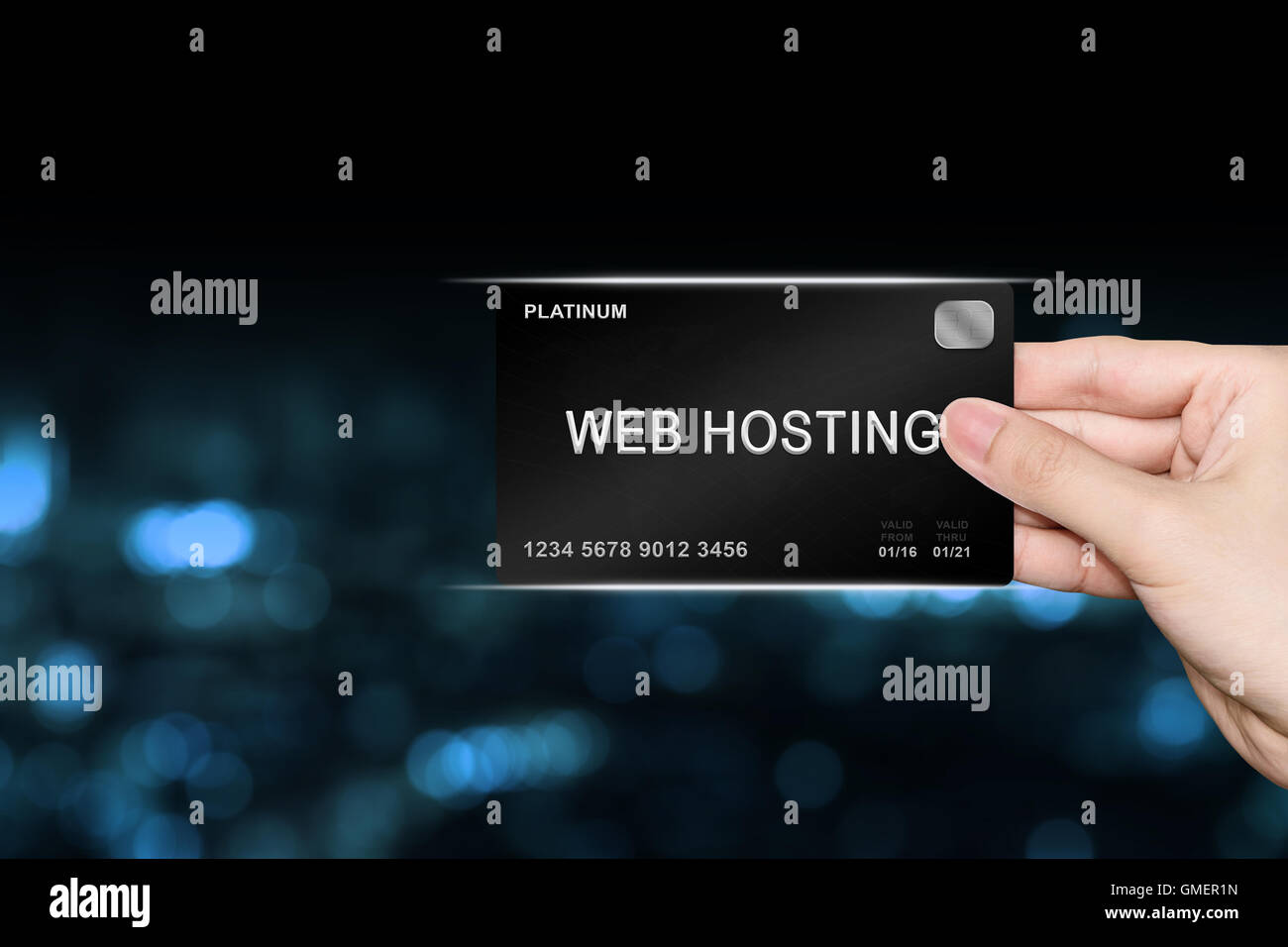 Raccolta a mano web hosting platinum card su blur sullo sfondo Foto Stock