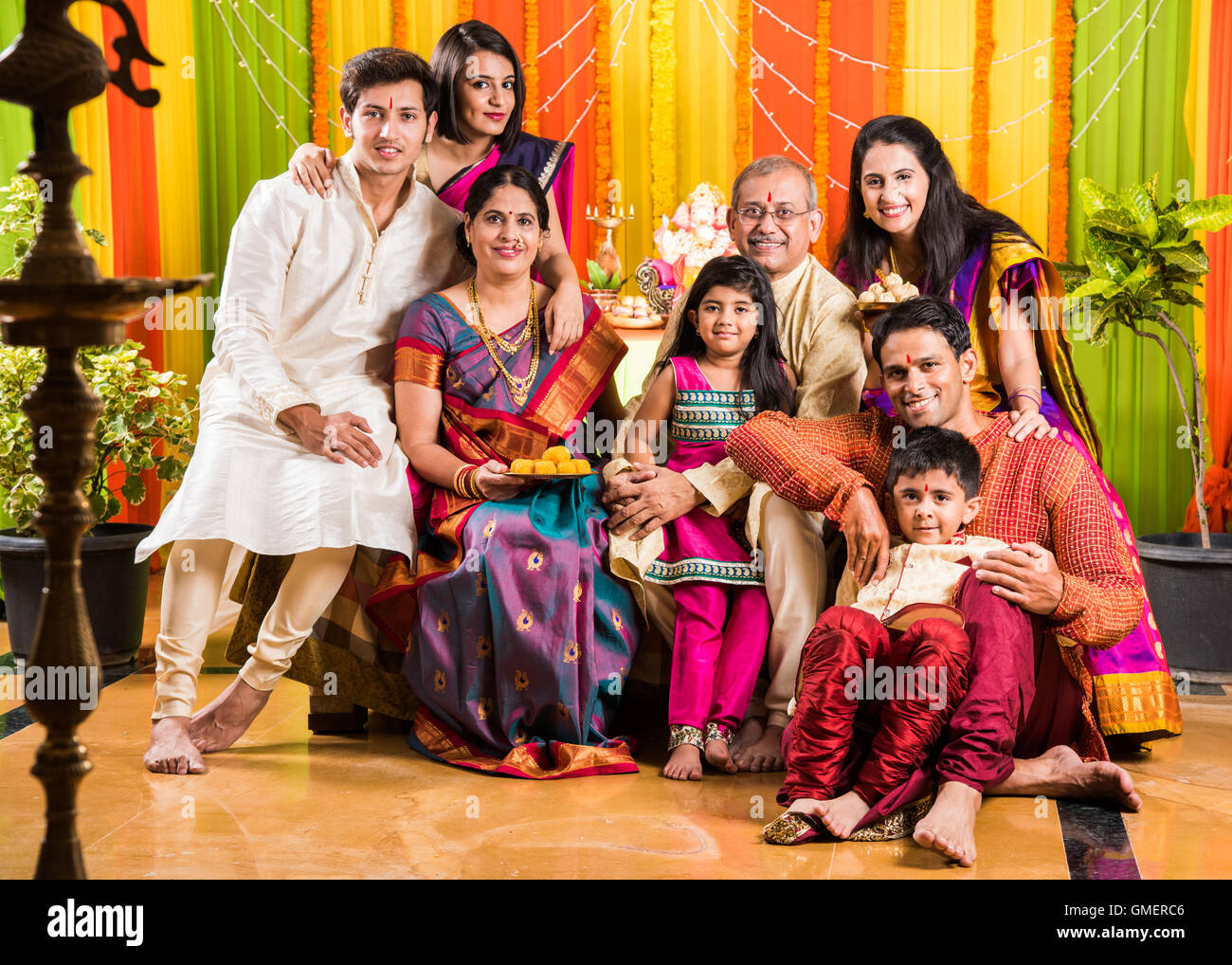 Foto di gruppo di felice famiglia indiana in ganesh festival, felice famiglia indiana celebra ganpati festival Foto Stock