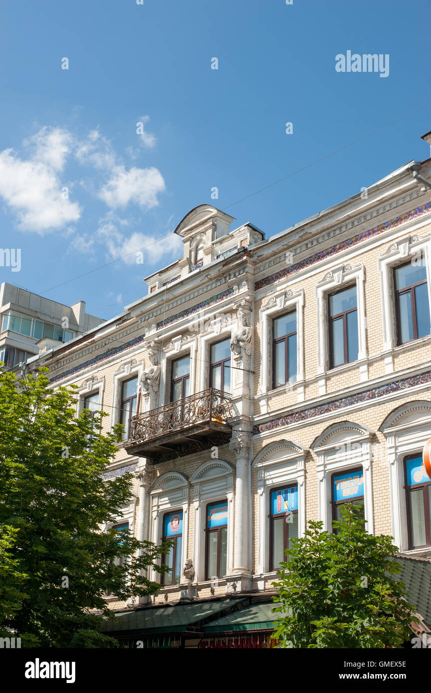 Saratov, Russia - 28 giugno 2016. Vista sulla vecchia home su kirov street sulla strada pedonale nel centro città di Saratov Foto Stock