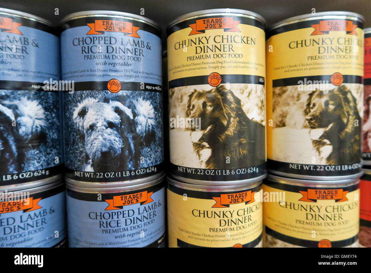 Scatole di cibo per cani Trader Joe's Specialty Fruttivendolo, NYC Foto Stock