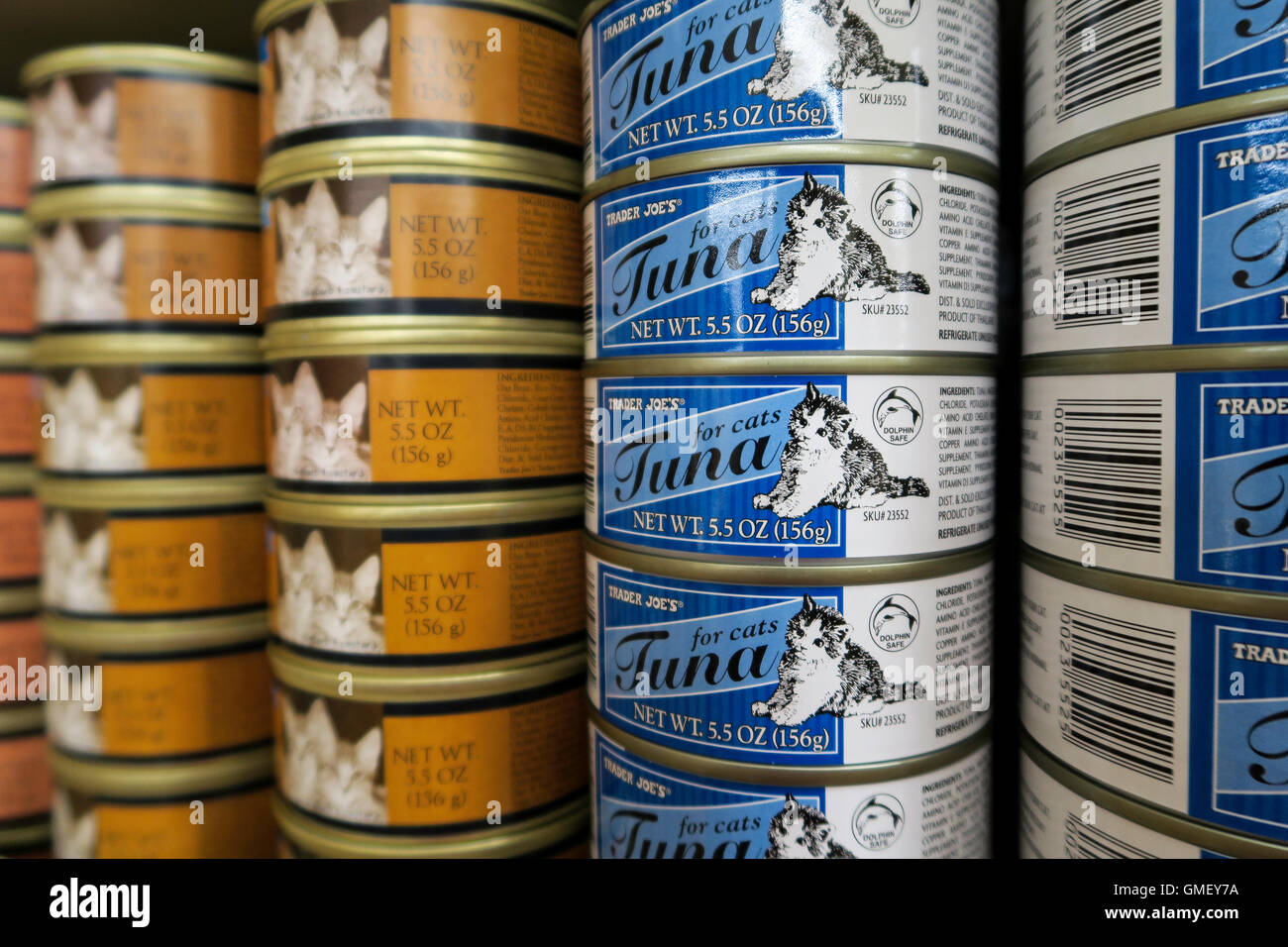 Scatolette di alimenti per gatti, Trader Joe's Specialty Fruttivendolo, NYC Foto Stock
