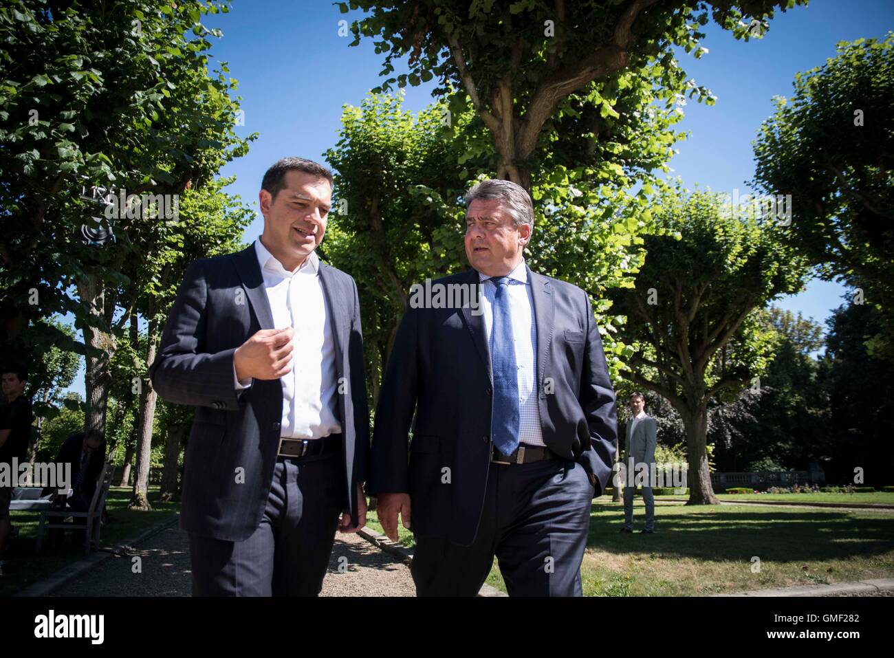 Parigi, Francia. 25 Ago, 2016. Dispensa - Economia Ministro tedesco Sigmar GABRIEL (R) discute con il Primo Ministro greco Alexis Tsipras durante una riunione dei socialdemocratici europei nel Castello di La Celle Saint Cloud, nella parte ovest di Parigi, Francia, 25 agosto 2016. Foto: Andrea Bonetti/Office Alexis Tsipras/dpa (attenzione i redattori: per uso editoriale SOLO IN CONNESSIONE CON I CREDITI OBBLIGATORI: "Andrea Bonetti/Office Alexis Tsipras/dpa ")/dpa/Alamy Live News Foto Stock