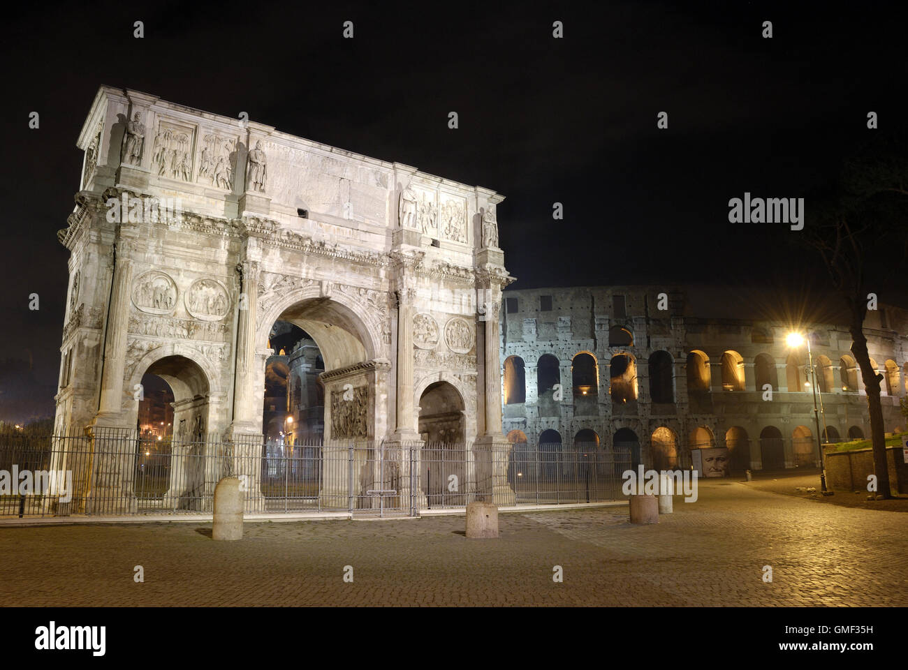 Roma di notte. Arco e Colosseo di Constantaine Foto Stock