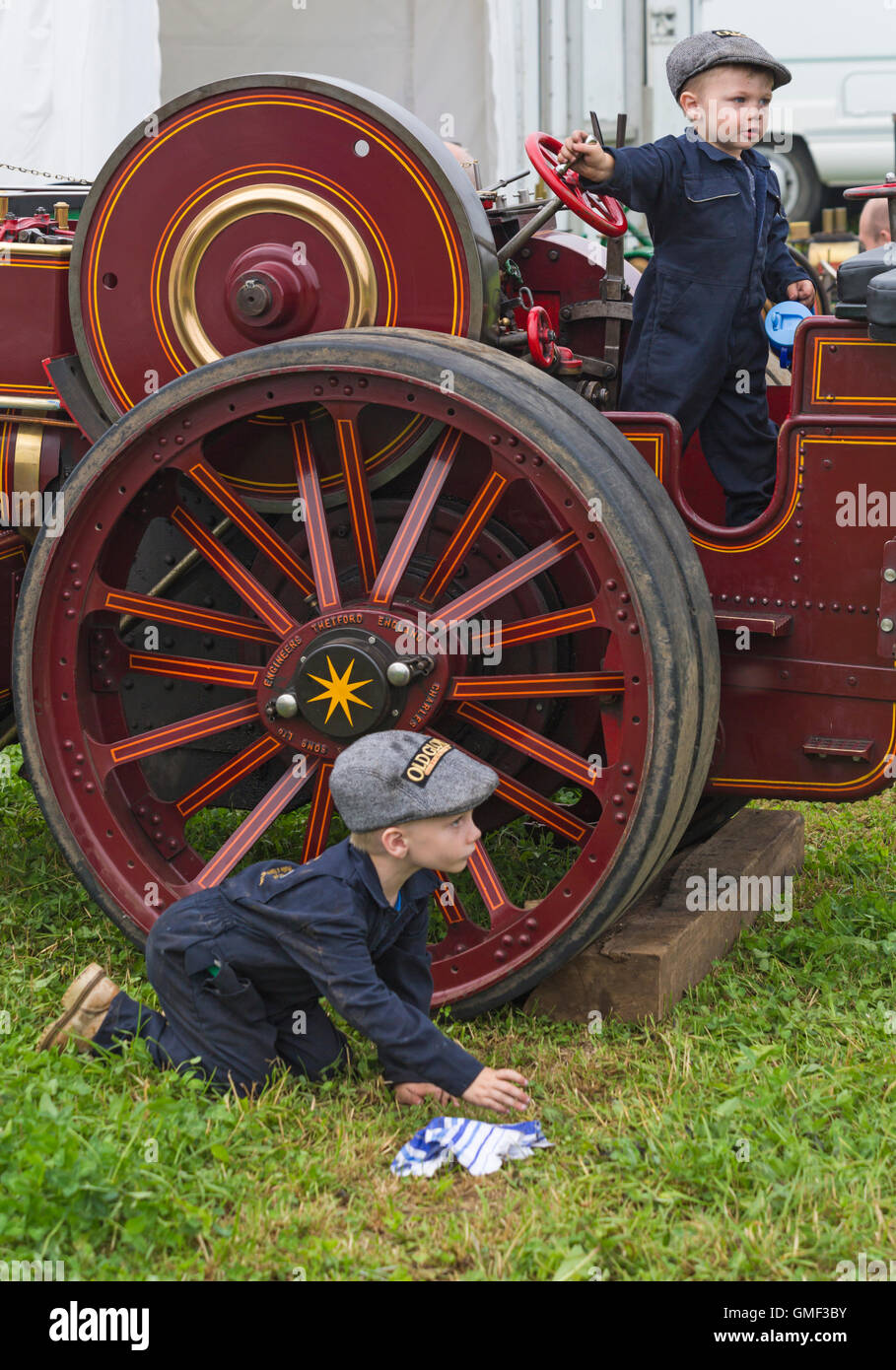 Tarrant Hinton, Dorset, Regno Unito. 25 Agosto, 2016. I visitatori accorrono in Tarrant Hinton per il primo giorno del grande Dorset fiera del vapore. La manifestazione si snoda fino a lunedì e attirerà 200.000 visitatori con il showground che copre più di 600 acri. Credito: Carolyn Jenkins/Alamy Live News Foto Stock