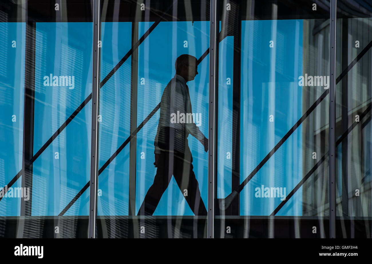 Un bianco-collare lavoratore passeggiate attraverso un ponte di vetro in un'altra parte dell'edificio a Francoforte sul Meno, Germania, 25 agosto 2016. Foto: Andreas Arnold/dpa Foto Stock