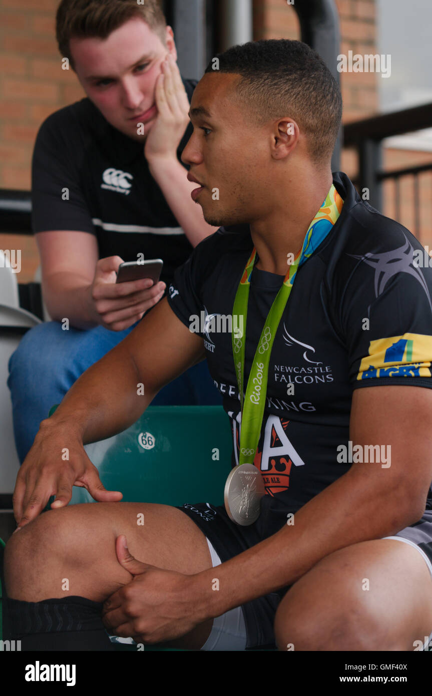 Newcastle upon Tyne, Regno Unito, 25 agosto 2016, Marcus Watson che ha vinto una medaglia d'argento nel Rugby Sevens giocando per la Gran Bretagna al Rio Olimpiadi mostrare la medaglia a casa sua terra, Kingston Park. Credito: Colin Edwards / Alamy Live News Foto Stock