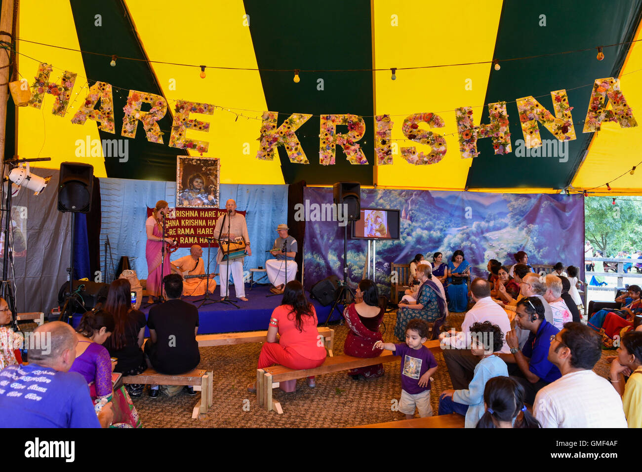 Londra, Regno Unito. Il 25 agosto 2016. I devoti cantano durante il più grande festival Janmashtami al di fuori dell India al Bhaktivedanta Manor Hare Krishna Temple a Watford, Hertfordshire. L'evento celebra la nascita di Krishna. Credito: Stephen Chung / Alamy Live News Foto Stock