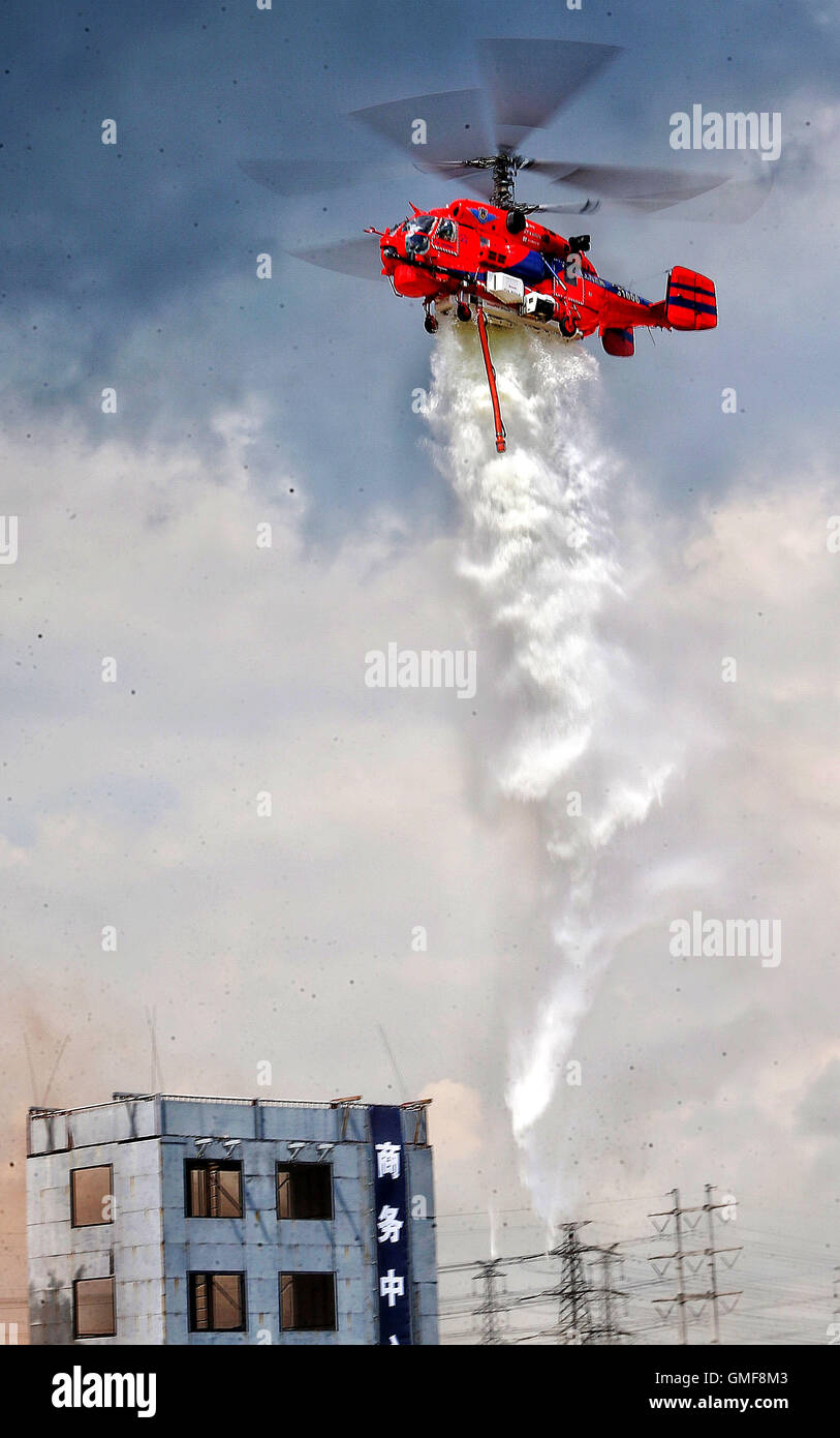 Shanghai, Cina. 26 Ago, 2016. Un elicottero antincendio prende parte ad un anti-trapano il terrore a Shanghai in Cina orientale, Agosto 26, 2016. Credit: ventola Jun/Xinhua/Alamy Live News Foto Stock