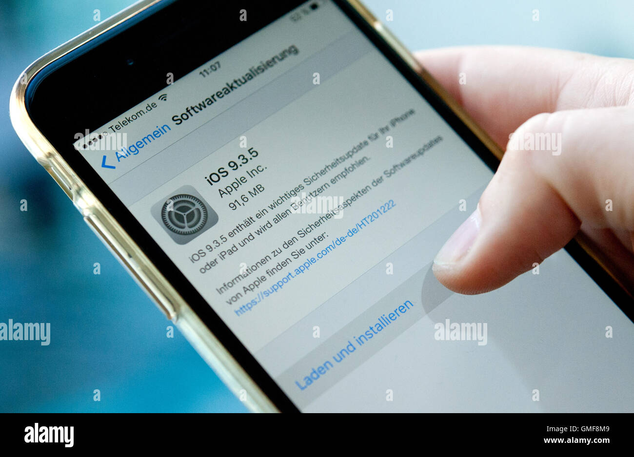Berlino, Germania. 26 Ago, 2016. Illustrazione - Informazioni su un aggiornamento software per il dispositivo mobile viene mostrato sullo schermo di un iPhone a Berlino, Germania, 26 agosto 2016. Una vulnerabilità scoperta di recente spy software ha avuto accesso a iphone e altri dispositivi Apple come non è mai stato visto prima. Ancora, le falle di sicurezza nel sistema di iPhone iOS sono supposti per ottenere fissato con gli aggiornamenti del software. Foto: Susann Prautsch/dpa/Alamy Live News Foto Stock