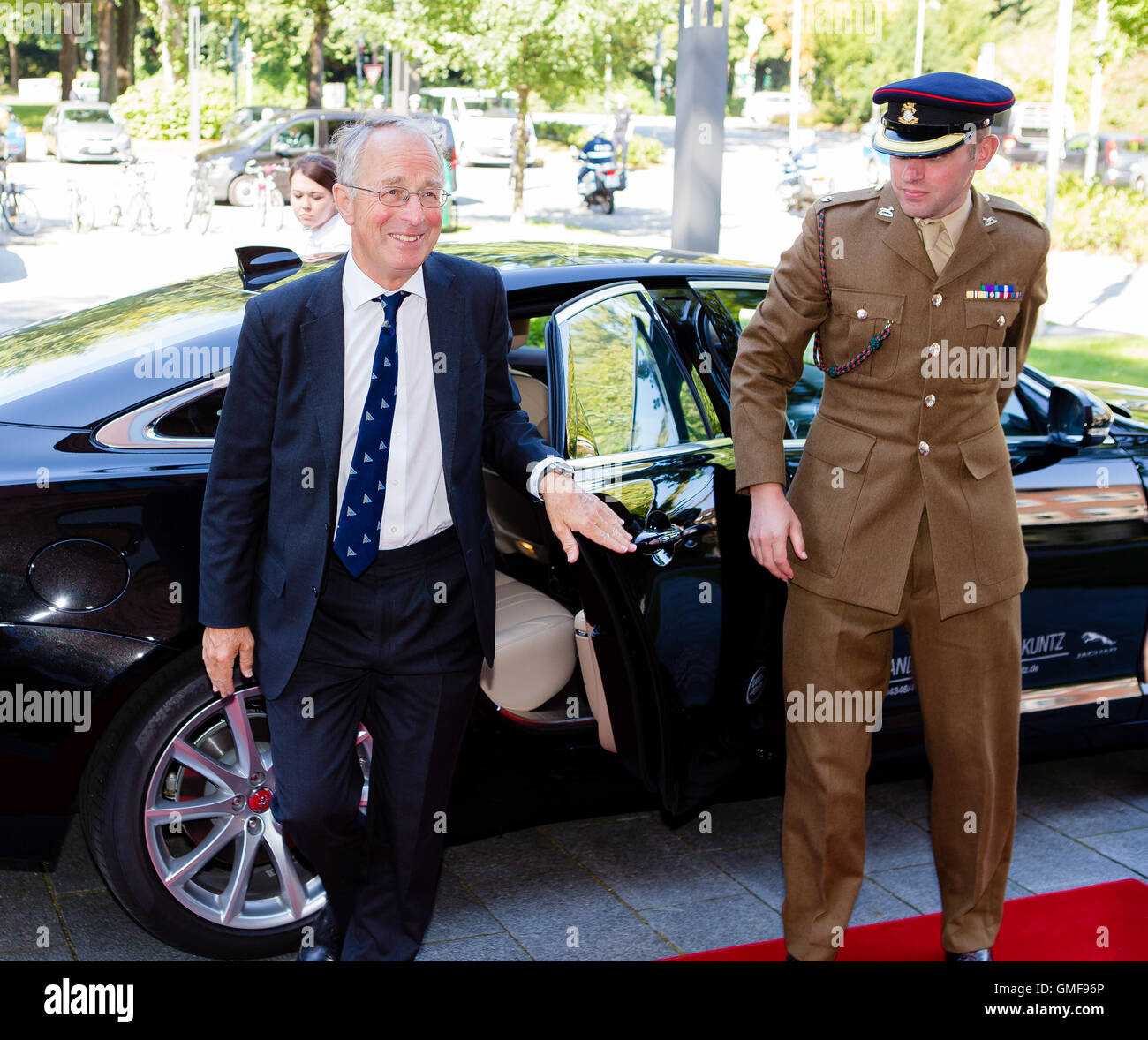 Kiel, Germania, 26 Ago, 2016: generale il diritto onorevole Lord Richards arriva a Kiel, Germania a prendere parte alla cerimonia di congedo per le forze britanniche in Germania. Credito: Frank Molter/Alamy Live News Foto Stock