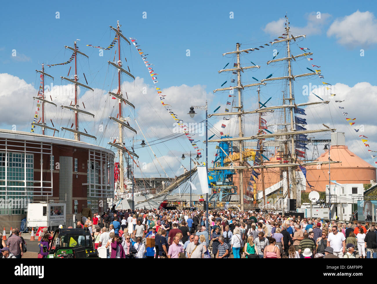 Blyth, Regno Unito. 26 Ago, 2016. La Folla di visitare il porto di Blyth nel Northumberland per vedere il Tall navi ormeggiate lì. Credito: Washington Imaging/Alamy Live News Foto Stock