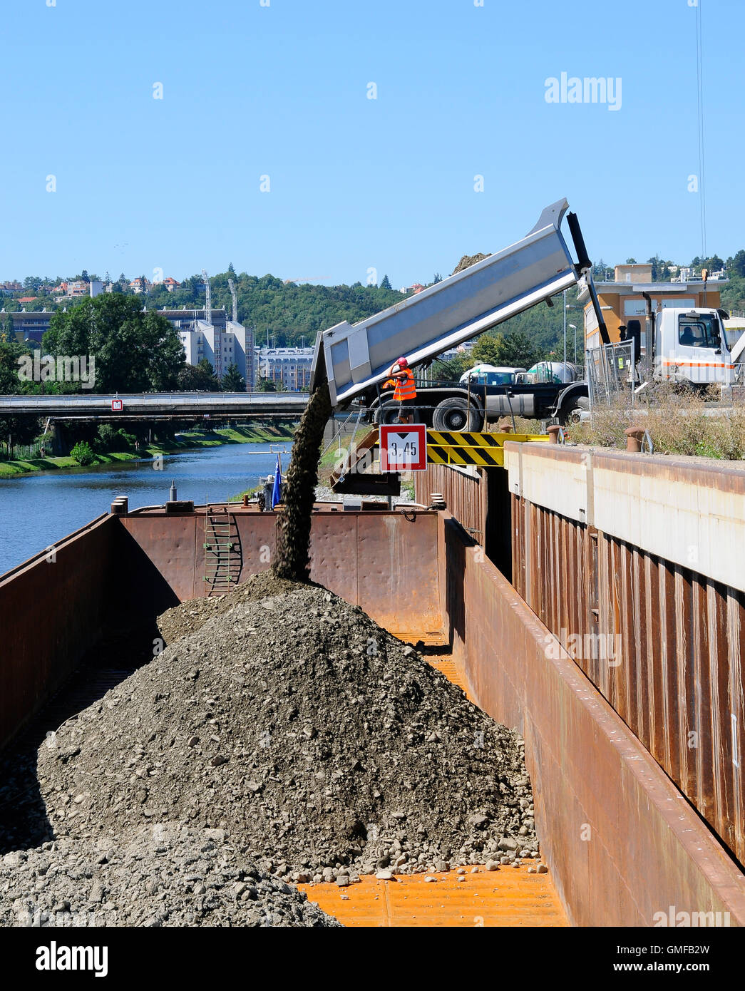 Costruzione di un impianto per il trattamento delle acque reflue di Praga-troja isola moldava-rimozione del terreno minato durante la costruzione del 26.8.2016 di spedizione Foto Stock