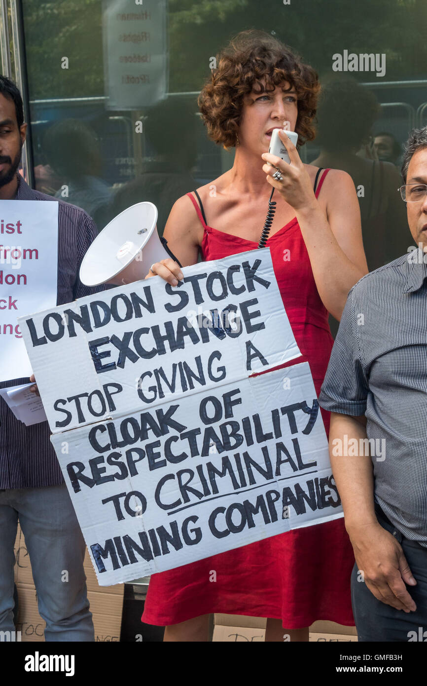 Londra, Regno Unito. Il 26 agosto 2016. Una protesta al di fuori borsa chiamato per un fine ai piani per le miniere a cielo aperto a Phulbari in Bangladesh dalla società britannica, Carbone globale della gestione delle risorse e per la società di essere de-elencati dalla Borsa Alternative Investment Market. Le proteste in Bangladesh hanno impedito la miniera per dieci anni e la manifestazione è stata anche una veglia per gli abitanti di un villaggio tre shot morti e duecento feriti a proteste di massa nel 2006. Credito: Peter Marshall / Alamy Live News Foto Stock