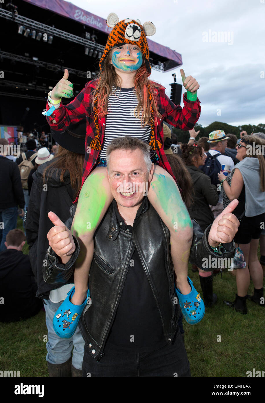 Il castello di Drumlanrig vicino a Dumfries, Scozia. 26 Agosto, 2016. Campi elettrici music festival presso il castello di Drumlanrig vicino a Dumfries Scozia Scotland Credit: Sud Ovest immagini Scozia/Alamy Live News Foto Stock