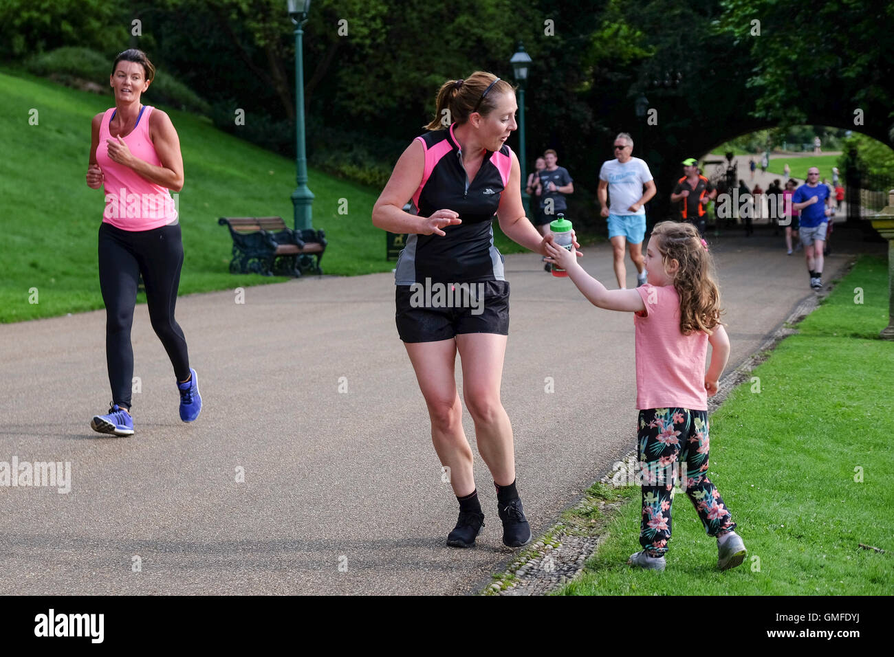 Preston, Regno Unito. Il 27 agosto, 2016. Centinaia di persone riunite il settimanale 5k eseguire in Preston's Avenham/Miller Park contribuendo a creare la nazione più grande mai la giornata dello sport. La manifestazione è stata legata alla Sto Team GB di eventi che celebrano il ritorno di GB di atleti olimpionici da Rio. Credito: Paolo Melling/Alamy Live News Foto Stock