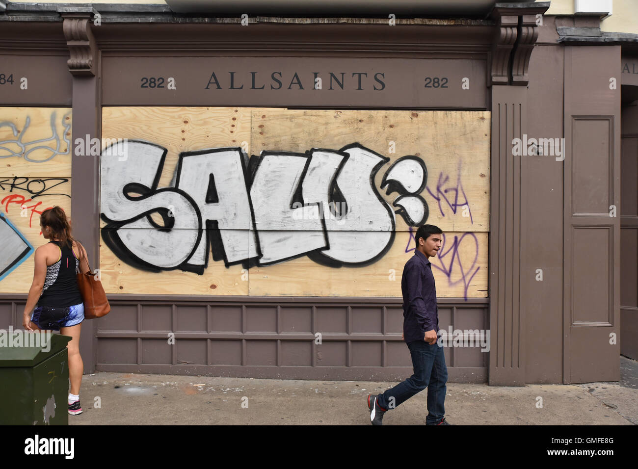 Westbourne Grove, Notting Hill, Londra, Regno Unito. Il 27 agosto, 2016. Proprietà lungo il percorso carnevale di Notting Hill sono saliti fino Foto Stock