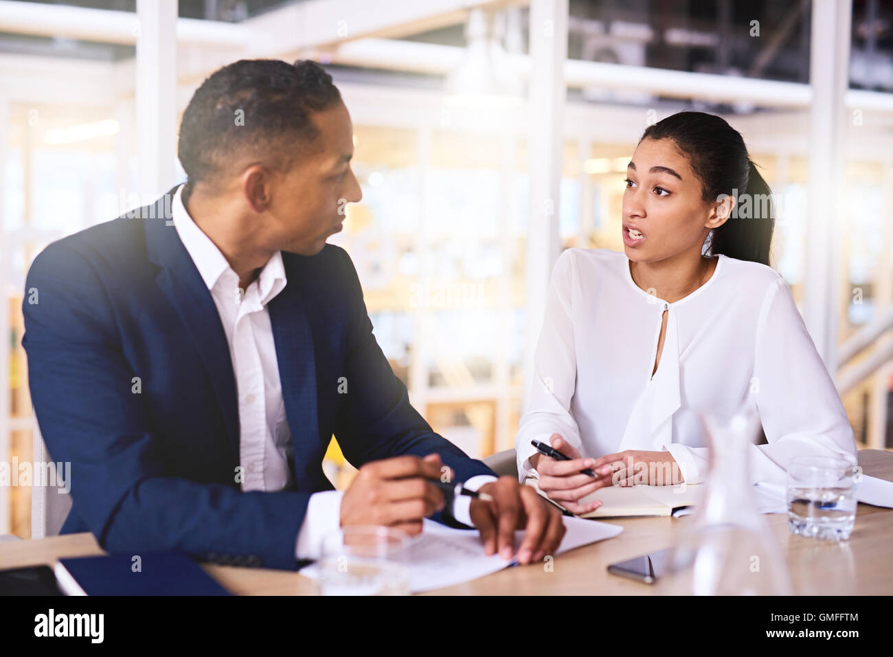 Donna imprenditoriale facendo una proposta commerciale per ricchi investitore maschio Foto Stock