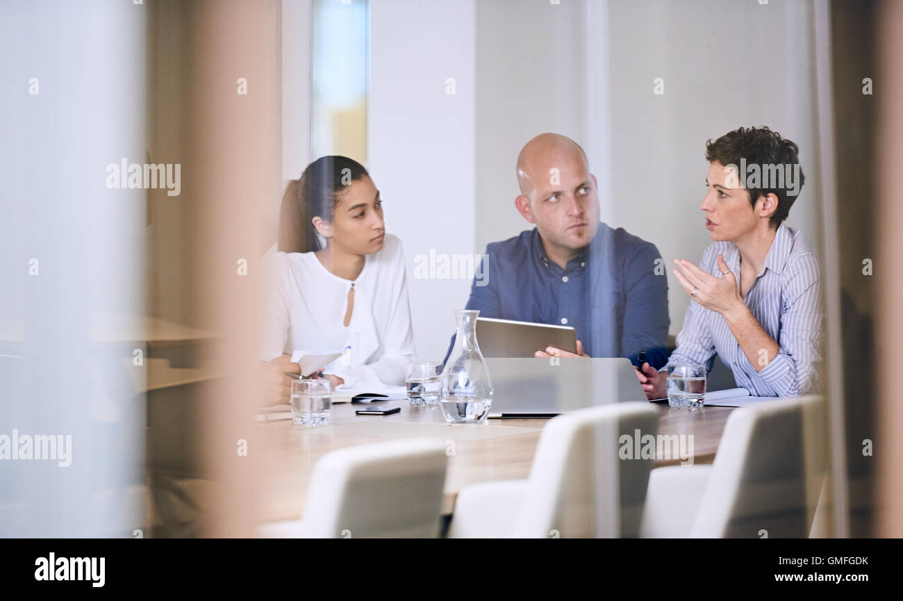 Business meeting nella sala conferenze con riflessioni su vetro office Foto Stock