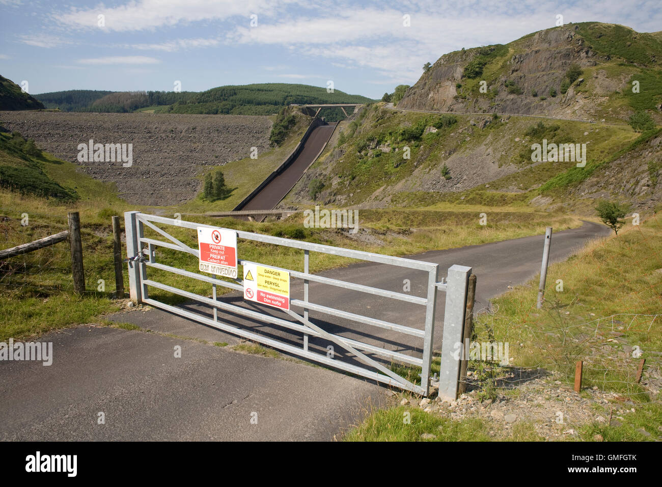 Il cancello con cartelli di avvertimento da Llyn Brianne dam Foto Stock