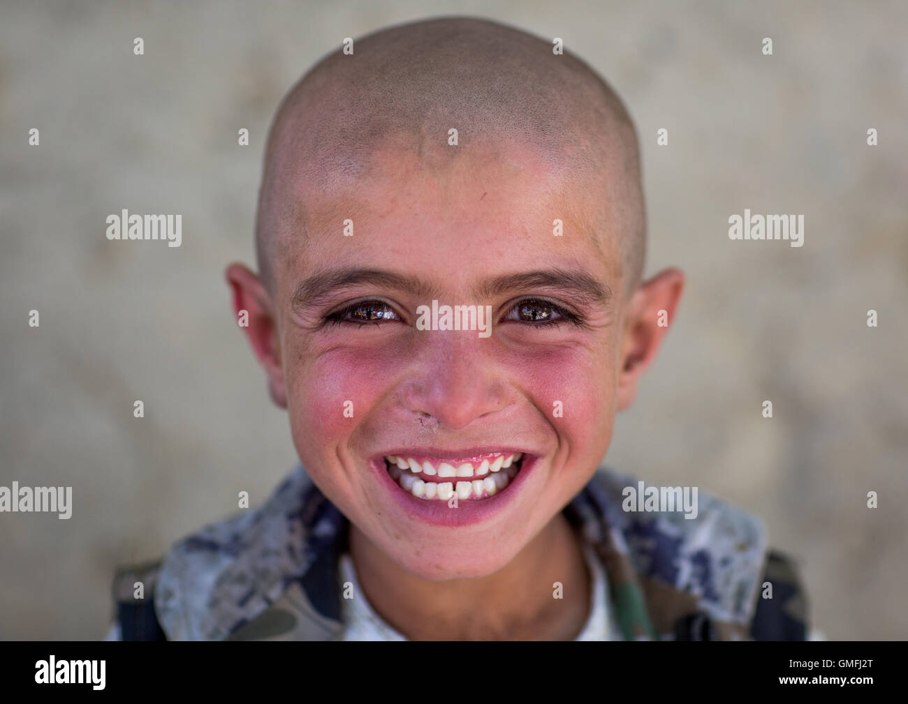 Sorridente ragazzo afgano con la testa rasata, Badakshan provincia, Khandood, Afghanistan Foto Stock