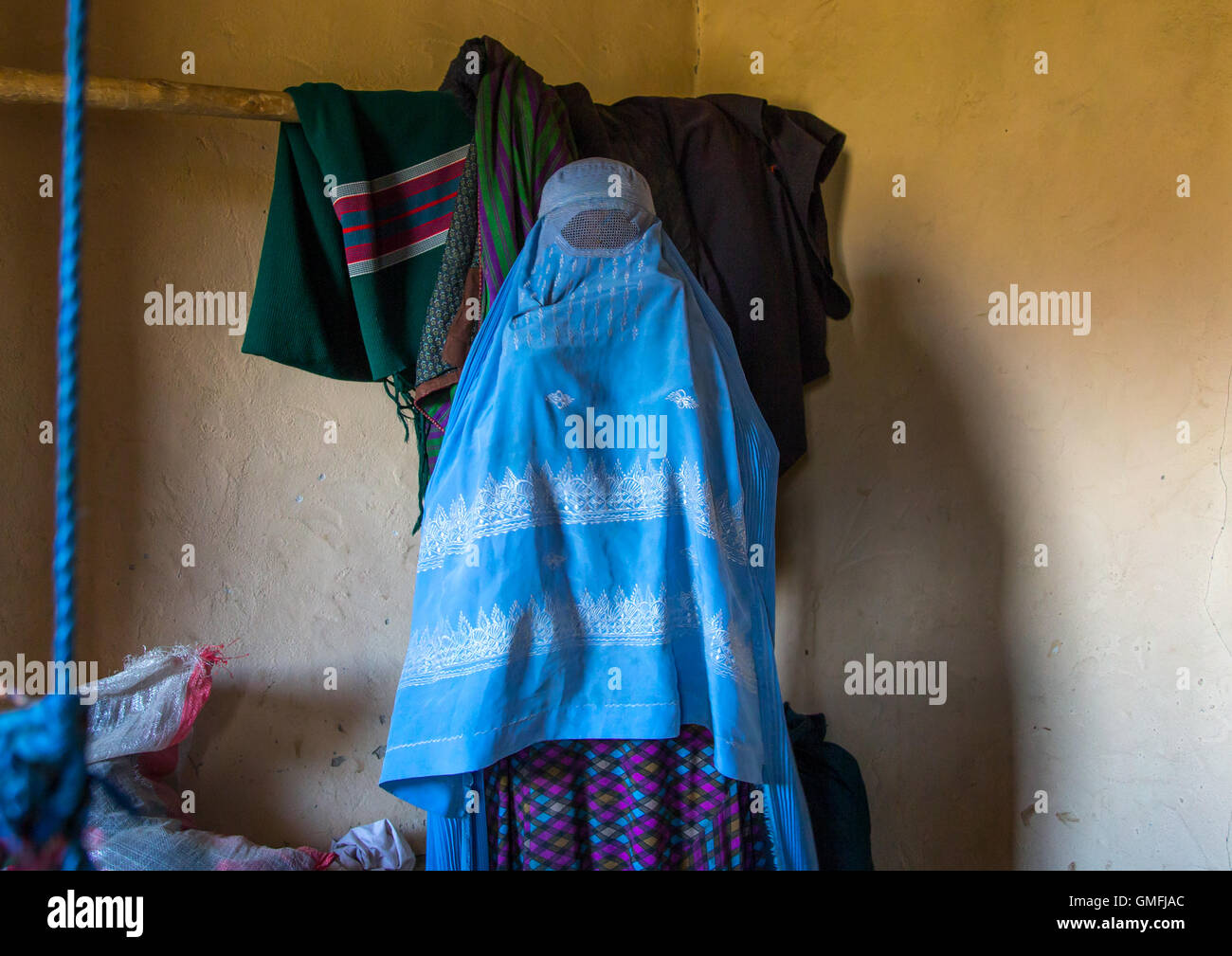 Donna afghana indossando un burka, Badakshan provincia, Zebak, Afghanistan Foto Stock