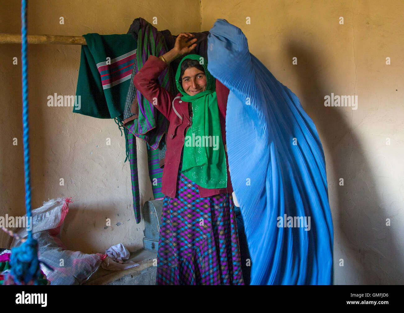 Donna afghana indossando un burka, Badakshan provincia, Zebak, Afghanistan Foto Stock