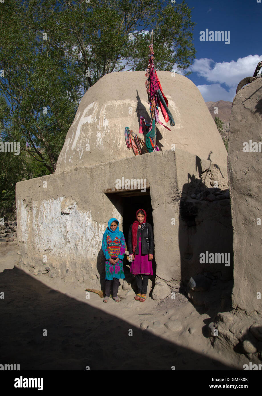 Ragazze afgane di fronte a un vecchio santuario musulmano, Badakshan provincia, Khandood, Afghanistan Foto Stock