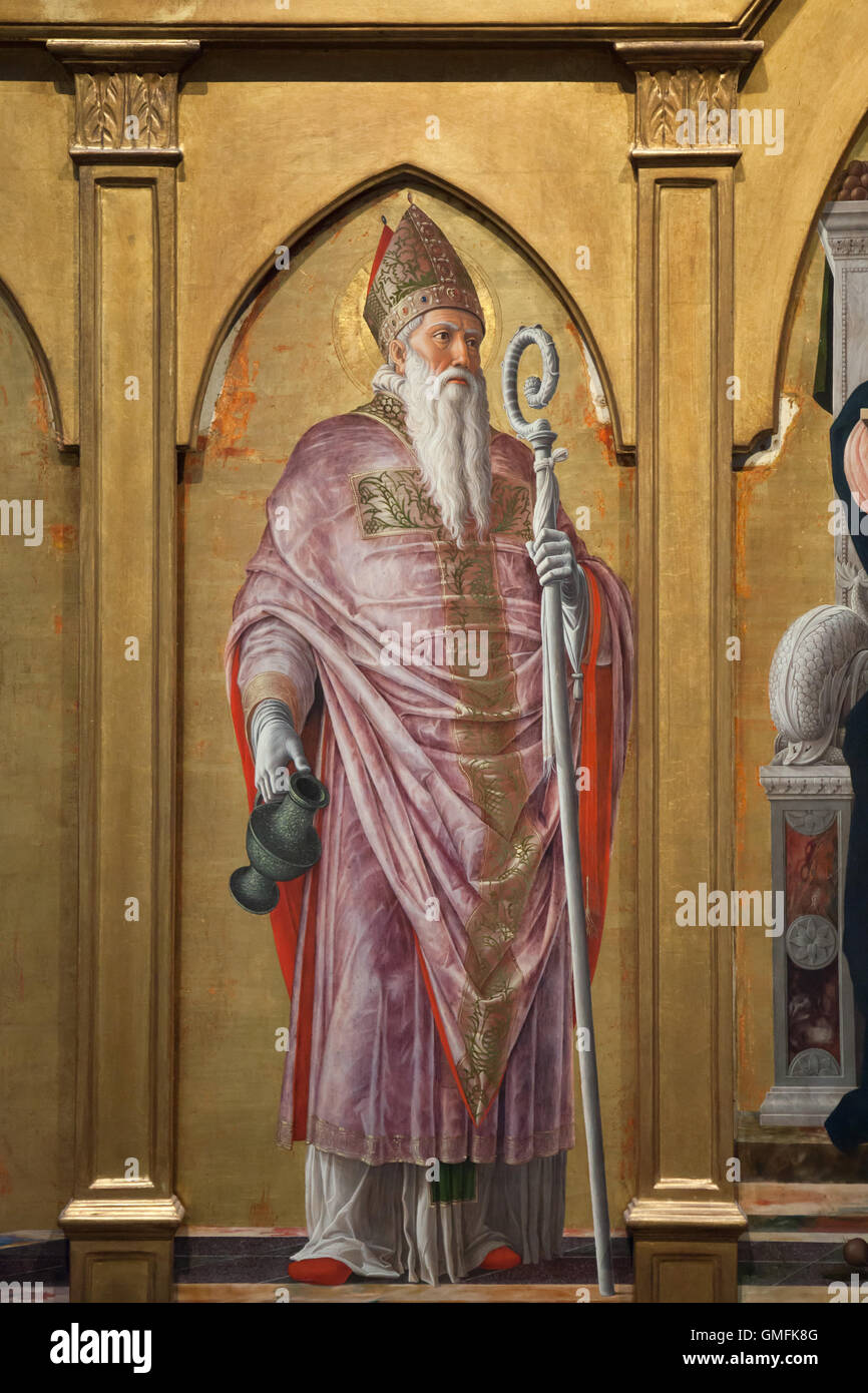 Saint Prosdocimus di Padova raffigurata nel polittico pannello dipinto noto come San Luca pala d altare (1453) da Nord Italiano pittore rinascimentale Andrea Mantegna visualizzati nella Pinacoteca di Brera a Milano, lombardia, italia. Foto Stock