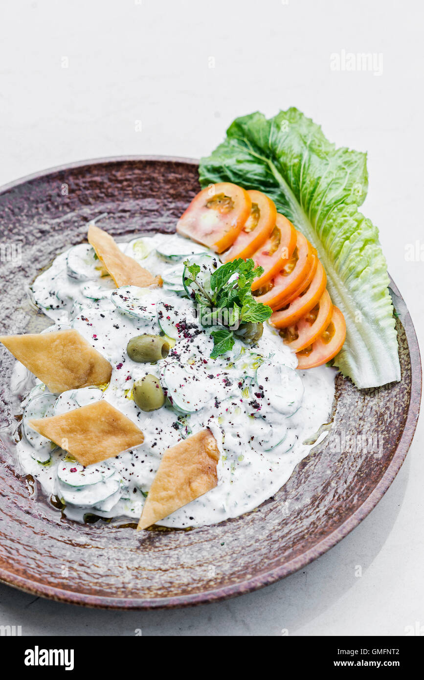 Labano lo yogurt fresco cetriolo medio orientale dip libanese snack alimentare il motorino di avviamento Foto Stock