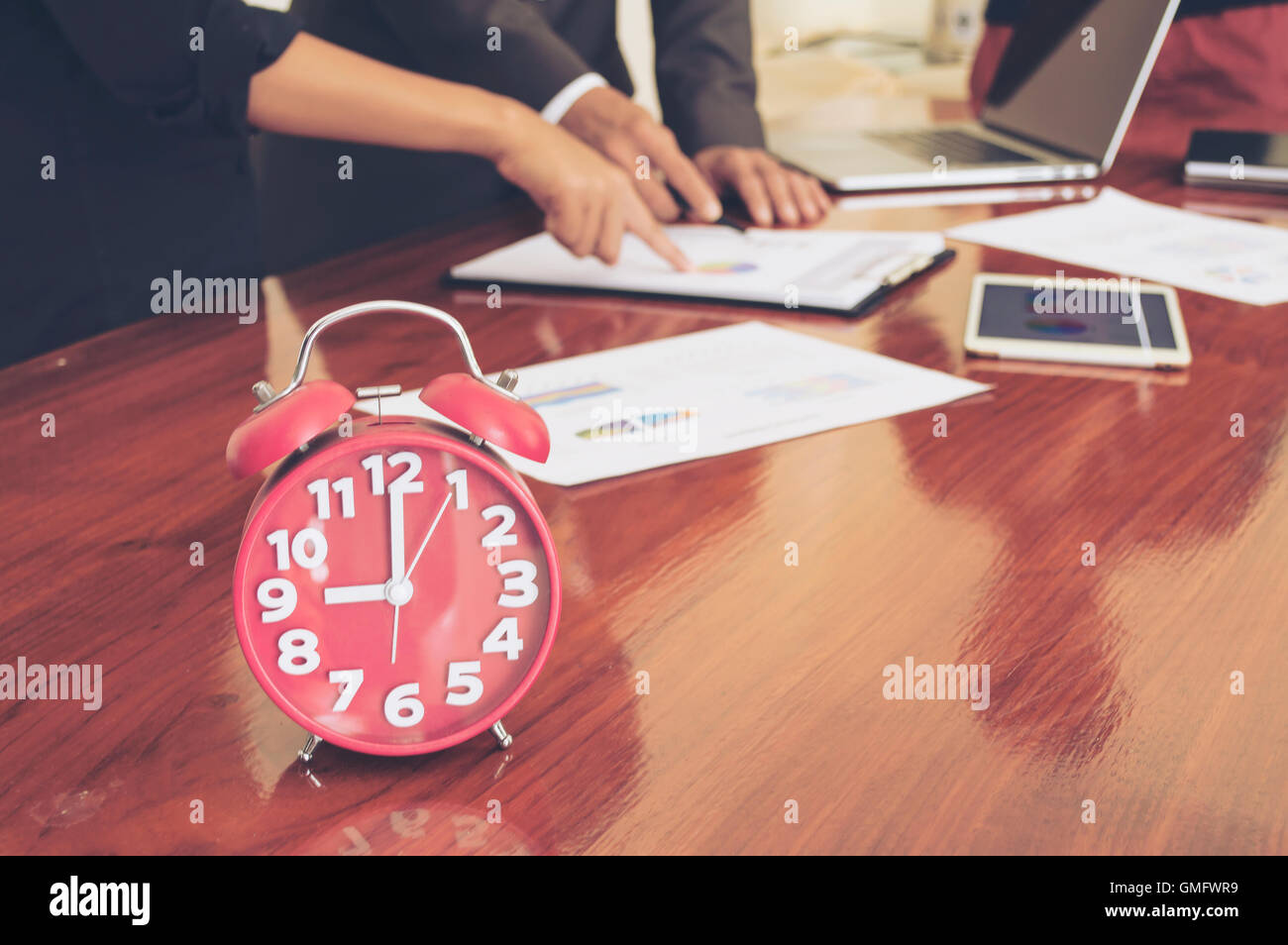 Signora e signori parlando di documenti aziendali in ufficio. Foto Stock