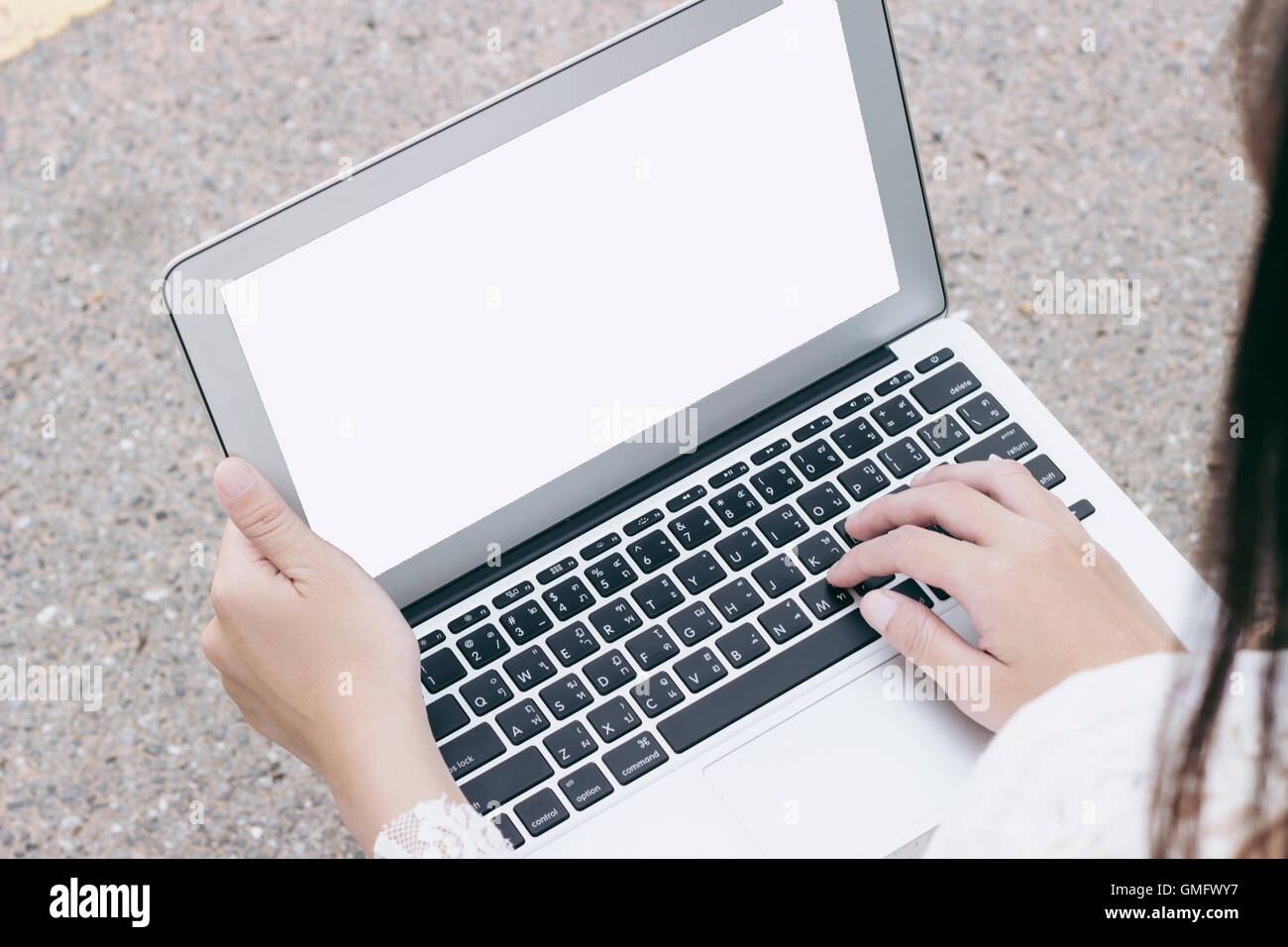 Signora utilizzare per laptop in giardino. Foto Stock