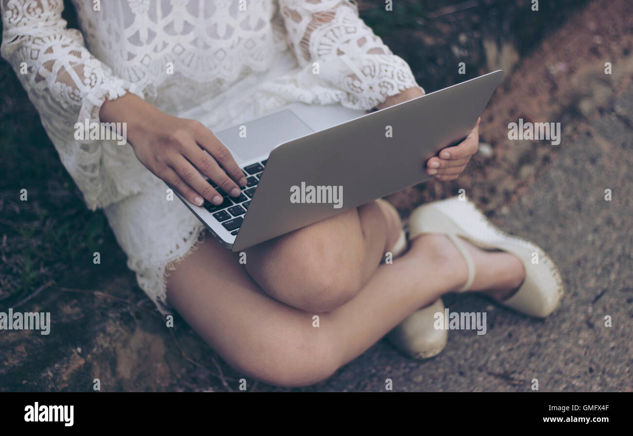 Signora utilizzare per laptop in giardino. Foto Stock