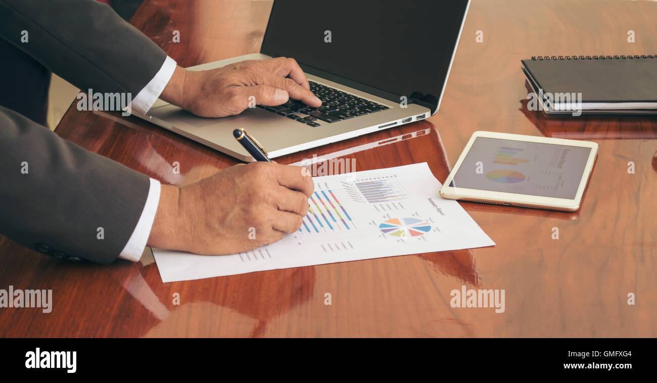 Signora e signori parlando di documenti aziendali in ufficio. Foto Stock