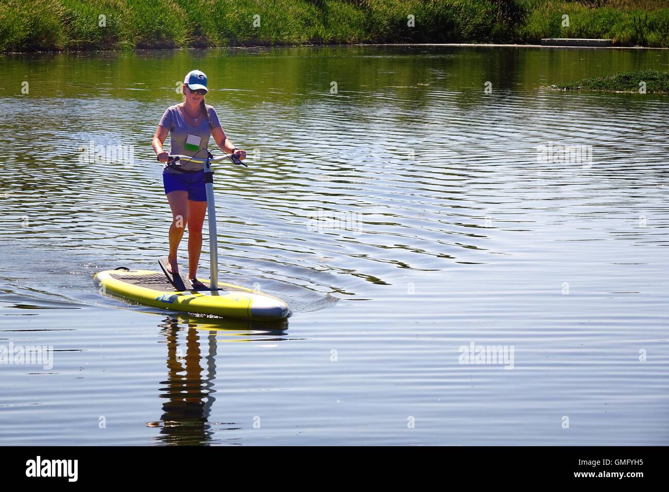 Donna su Hobie pedale-drive stand-up paddleboard Foto Stock