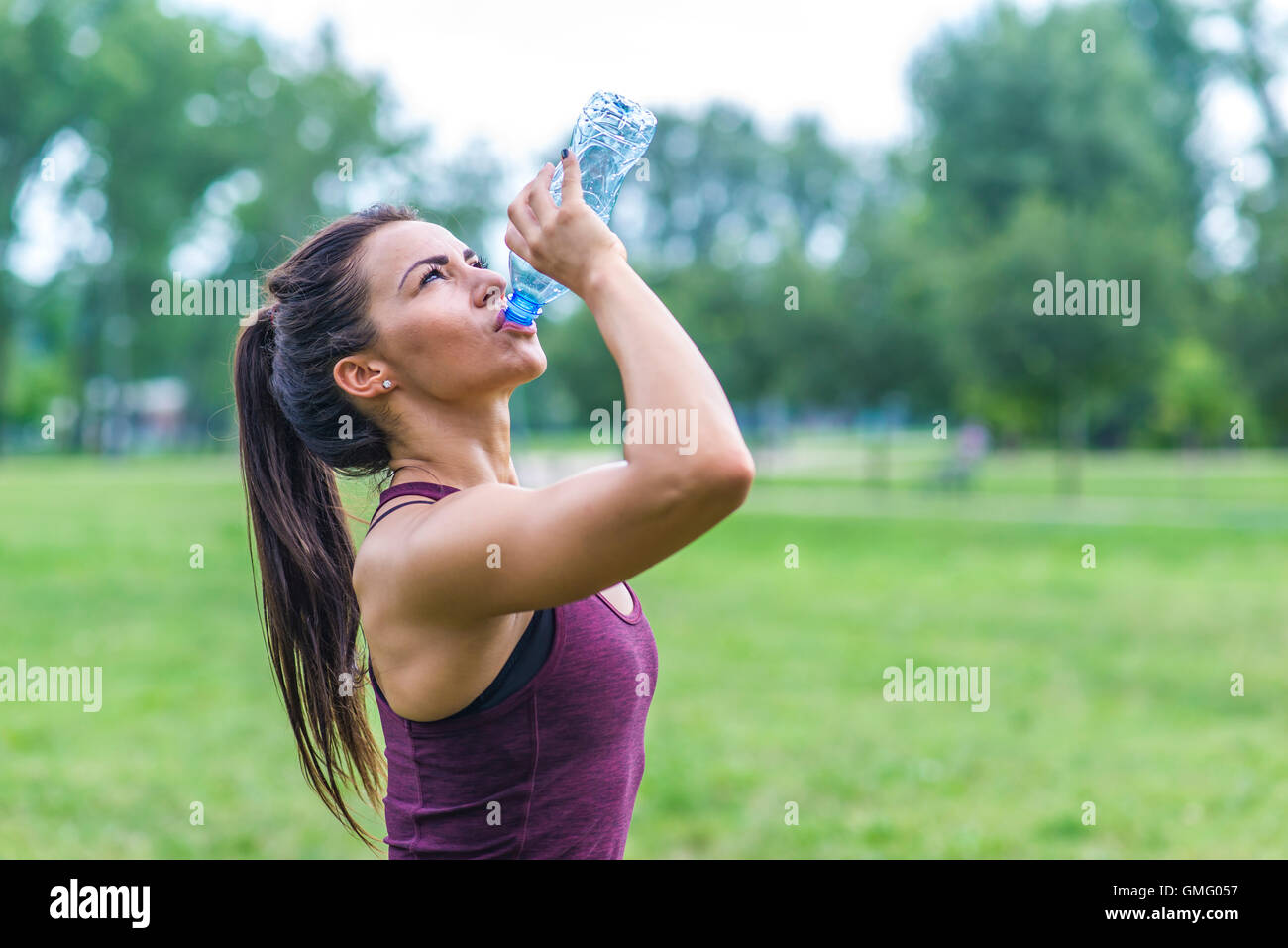 Sporty giovane donna acqua potabile Foto Stock