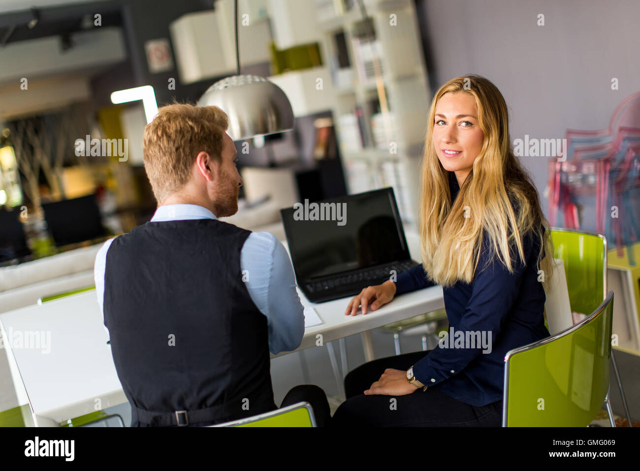Young business persone sedute in ufficio e lavorare insieme Foto Stock