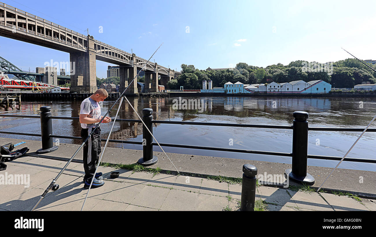 Fanciullo pesca sul Tyne. Newcastle Regno Unito Foto Stock