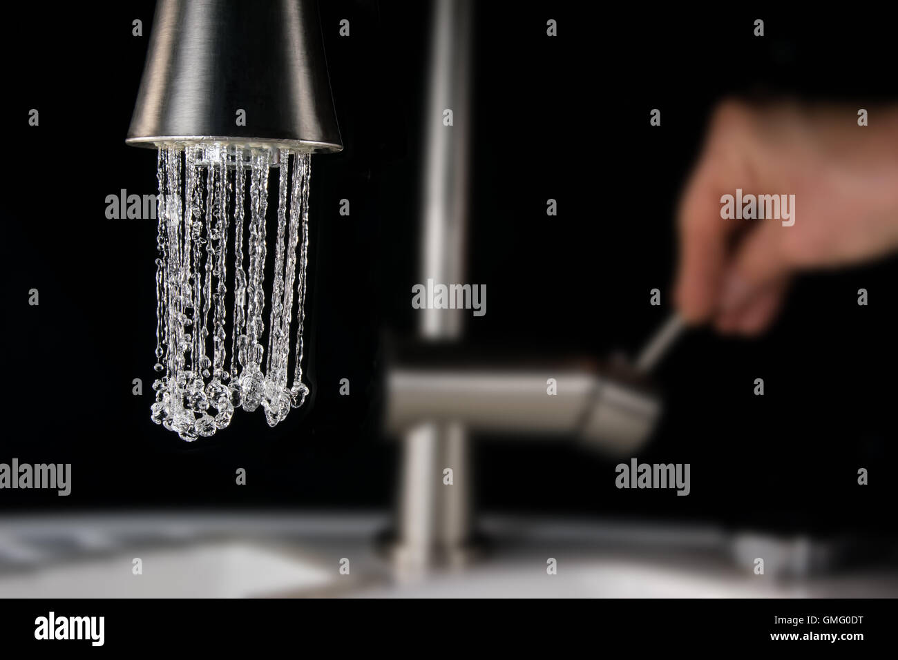 Highspeed immagine - solo all'inizio del flusso di acqua al di fuori di un rubinetto Foto Stock