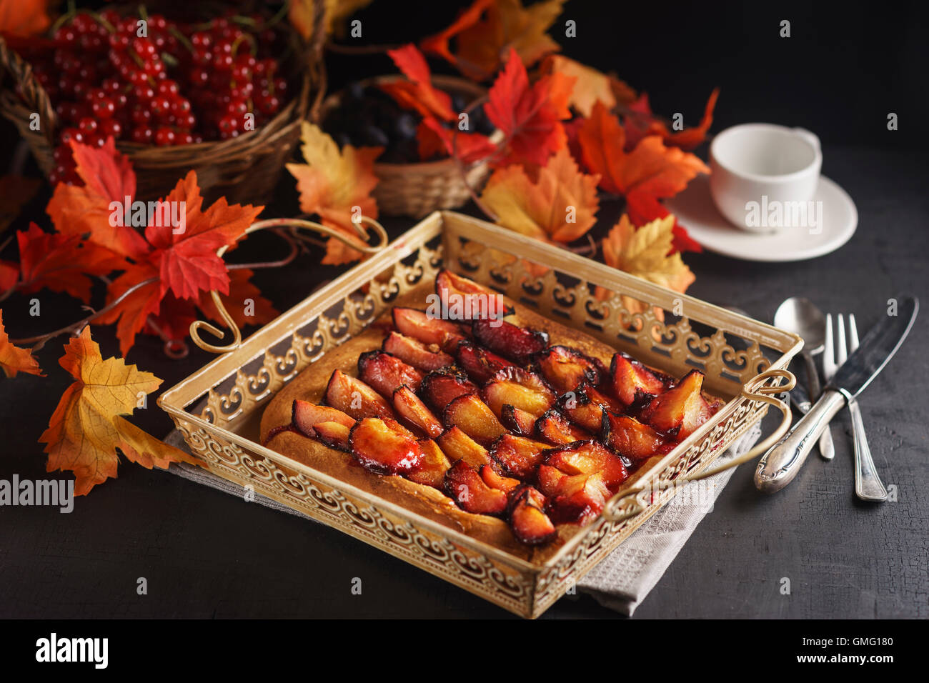 Torta di prugne su legno tabella vintage Foto Stock