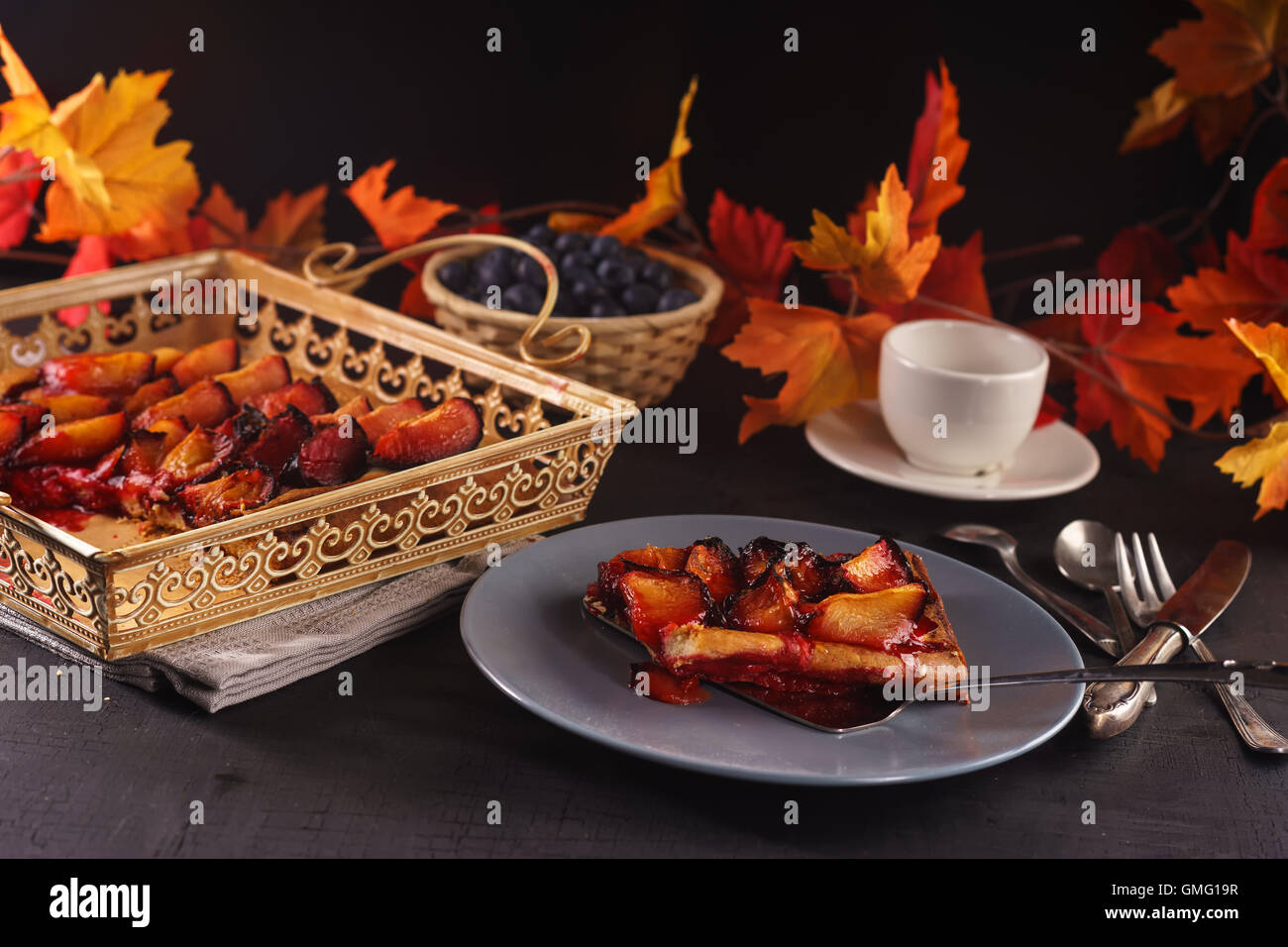 Torta di prugne su legno tabella vintage Foto Stock