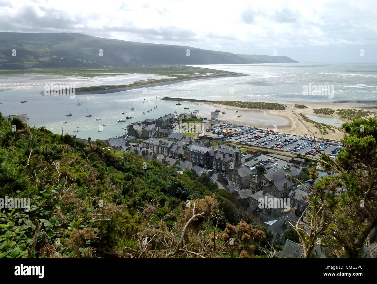 Vista di Barmouth città vecchia e il mare dalle colline dietro, il Galles del Nord Foto Stock
