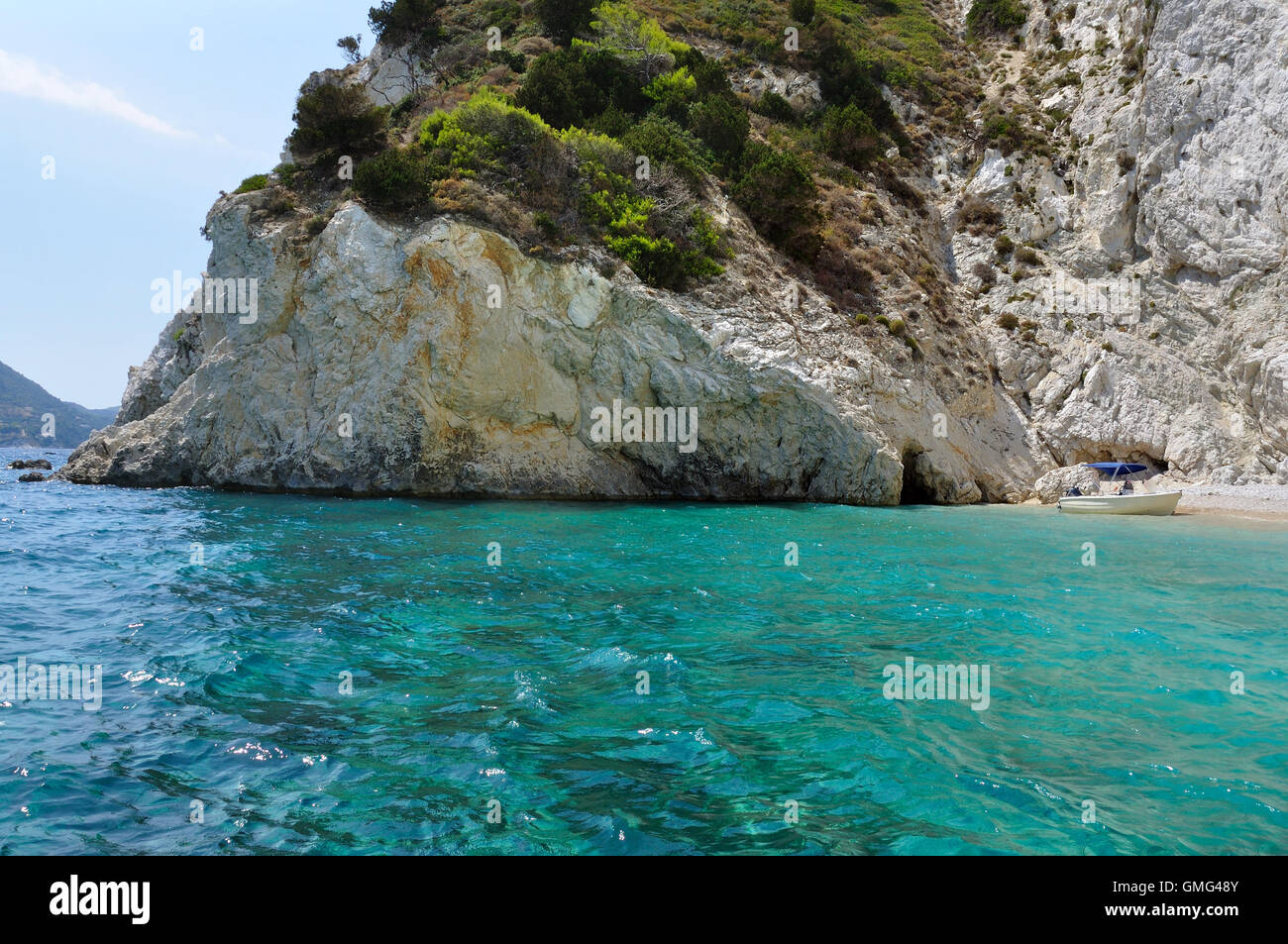Barca sulla spiaggia rocciosa. Estate a Zante, Grecia. Foto Stock