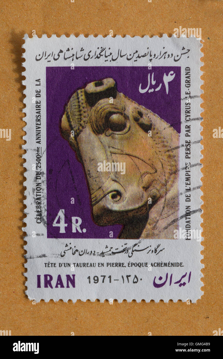 Testa di toro su pietra antica arte dall'epoca achemenide su vintage iraniane di francobollo. Foto Stock