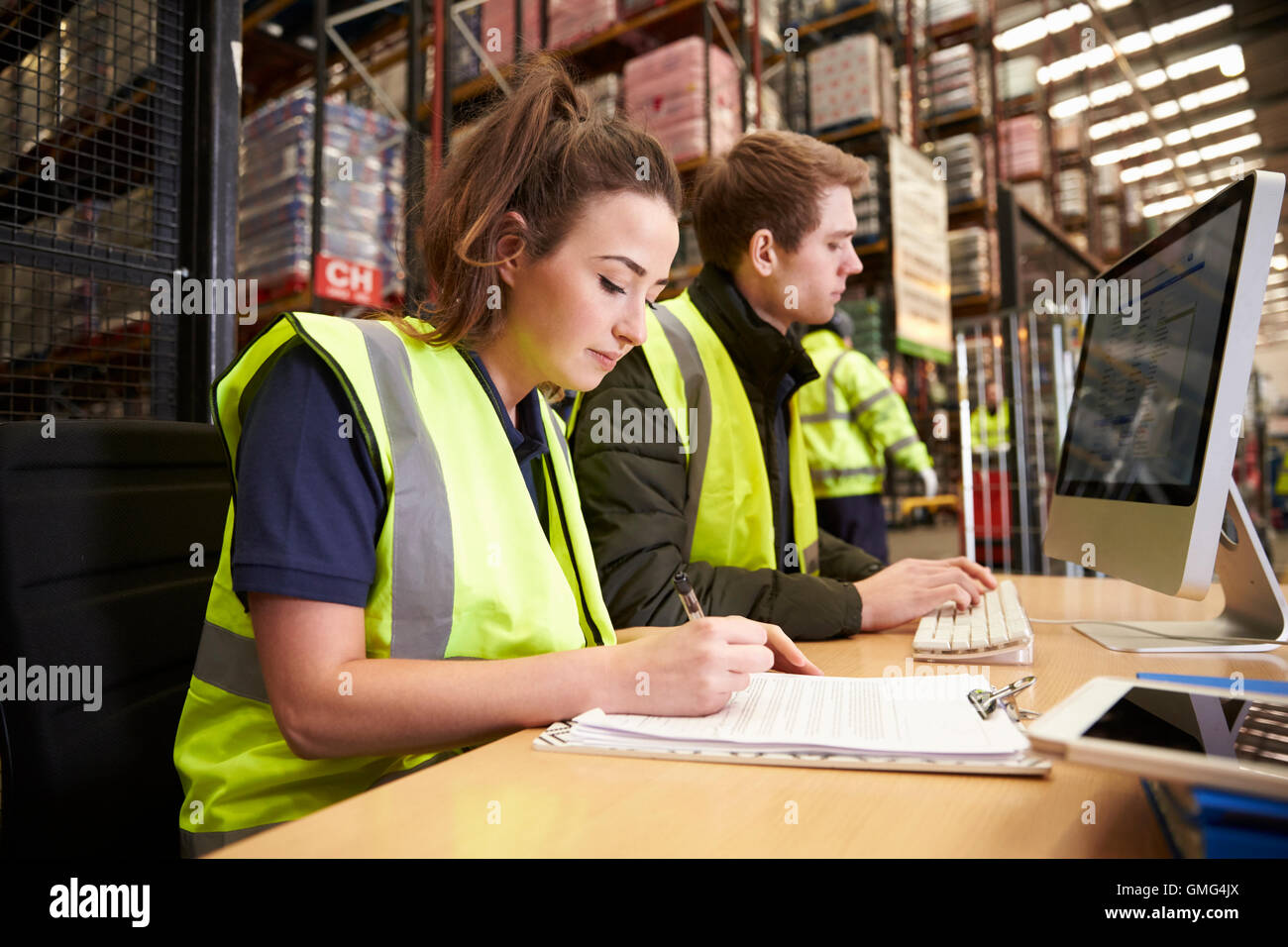 Il personale di gestione della logistica di magazzino in un ufficio del sito Foto Stock