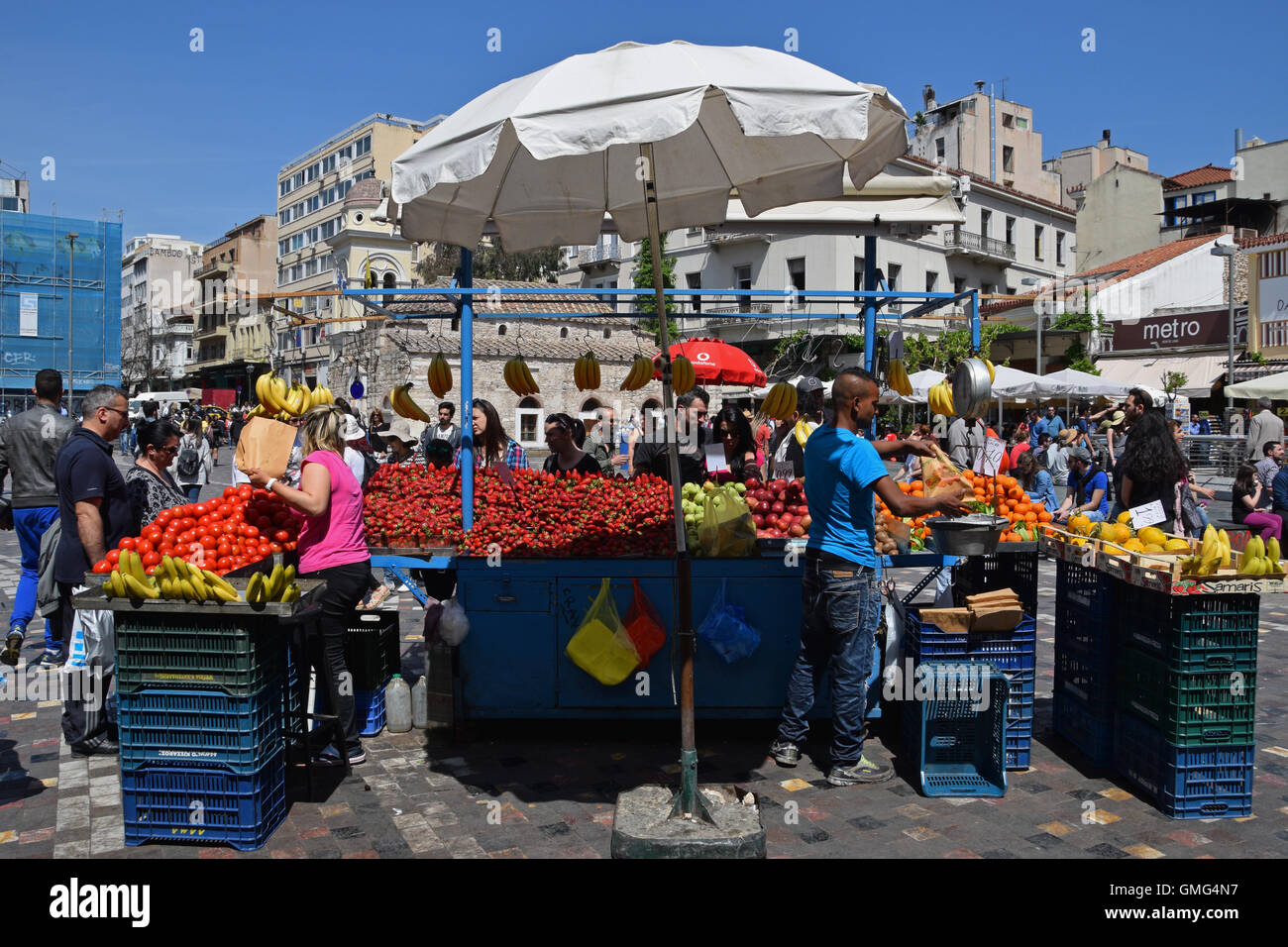 Persone che acquistano frutta e verdura da esterno fruttivendolo kiosk presso Piazza Monastiraki. Foto Stock