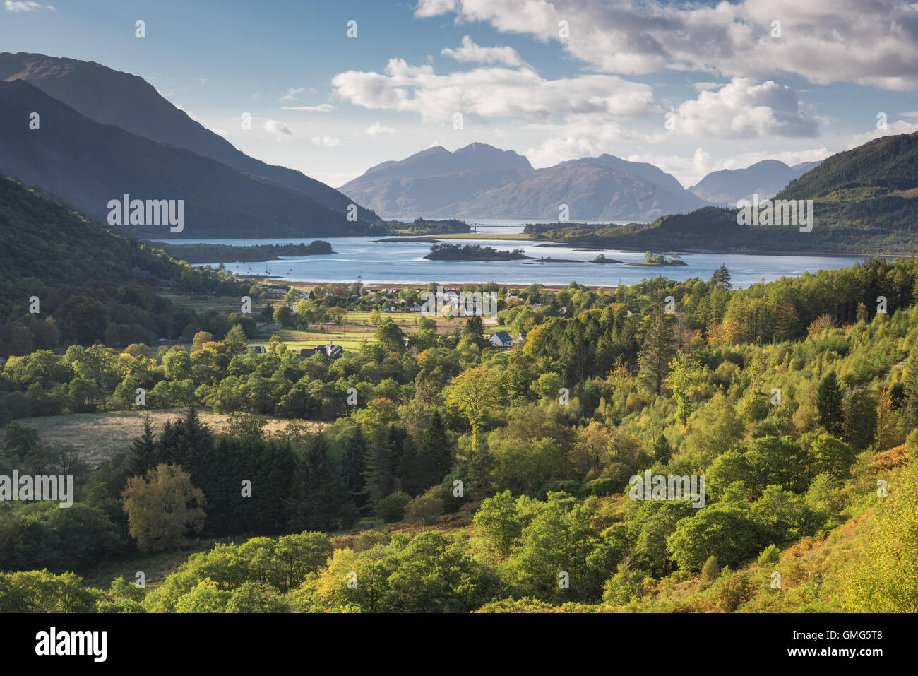 Vista su Glen Coe village a Loch Leven, Ballachulish bridge e Ardgour, Highlands scozzesi Foto Stock